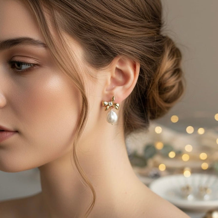 Angel Bow - Orecchini fiocco in ottone placcato oro con perla di fiume – Handmade in Italy - Duestelle Italia