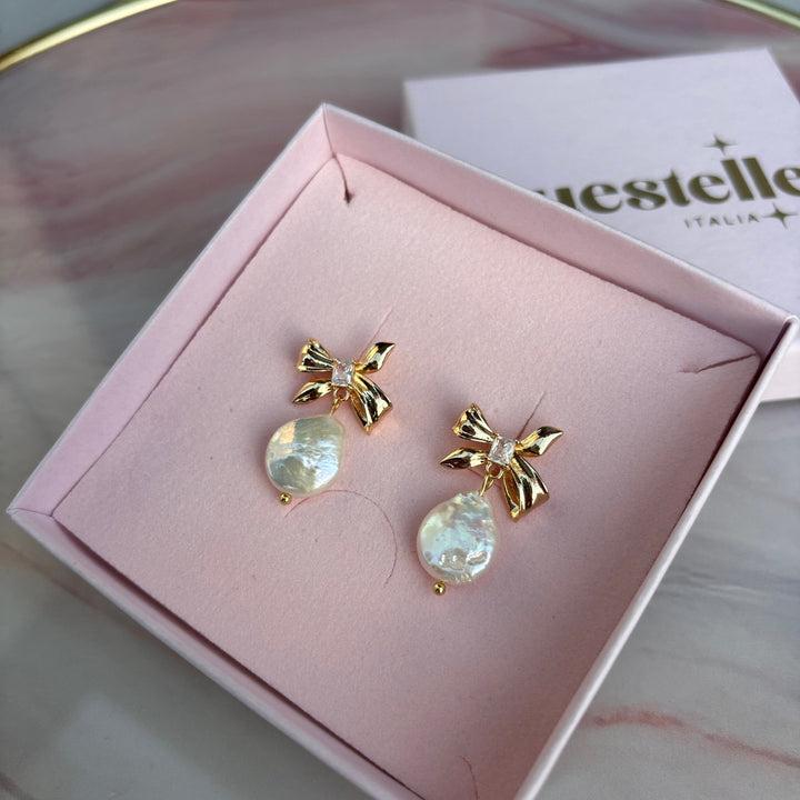 Angel Bow - Orecchini fiocco in ottone placcato oro con perla di fiume – Handmade in Italy - Duestelle Italia