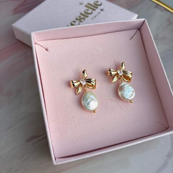 Angel Bow - Orecchini fiocco in ottone placcato oro con perla di fiume – Handmade in Italy - Duestelle Italia