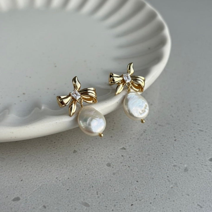 Angel Bow - Orecchini fiocco in ottone placcato oro con perla di fiume – Handmade in Italy - Duestelle Italia