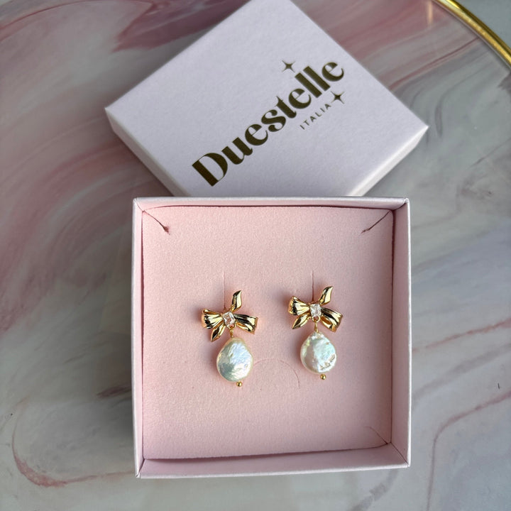 Angel Bow - Orecchini fiocco in ottone placcato oro con perla di fiume – Handmade in Italy - Duestelle Italia