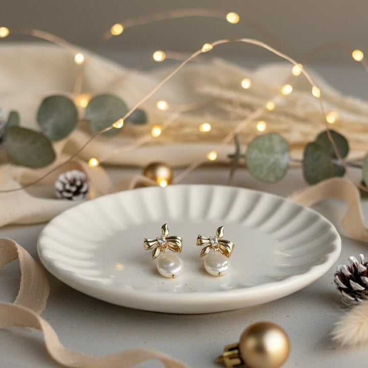 Angel Bow - Orecchini fiocco in ottone placcato oro con perla di fiume – Handmade in Italy - Duestelle Italia