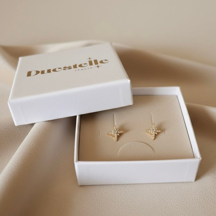 Astra – orecchini a stella con zirconi placcati oro 18K, leggeri e ipoallergenici - Duestelle Italia