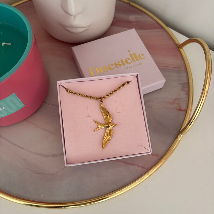 Aurora Bird Necklace – Collana doppia in acciaio placcato oro 18K waterproof, con ciondolo rondine - Duestelle Italia