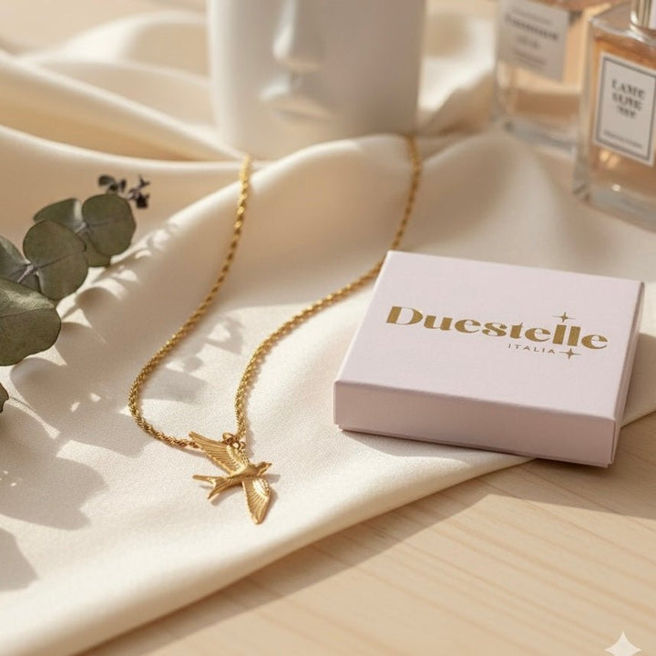 Aurora Bird Necklace – Collana doppia in acciaio placcato oro 18K waterproof, con ciondolo rondine - Duestelle Italia