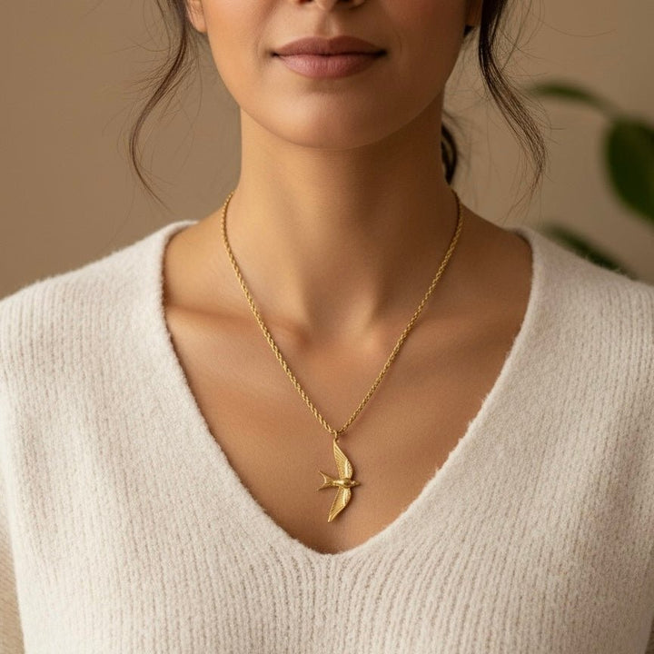 Aurora Bird Necklace – Collana doppia in acciaio placcato oro 18K waterproof, con ciondolo rondine - Duestelle Italia
