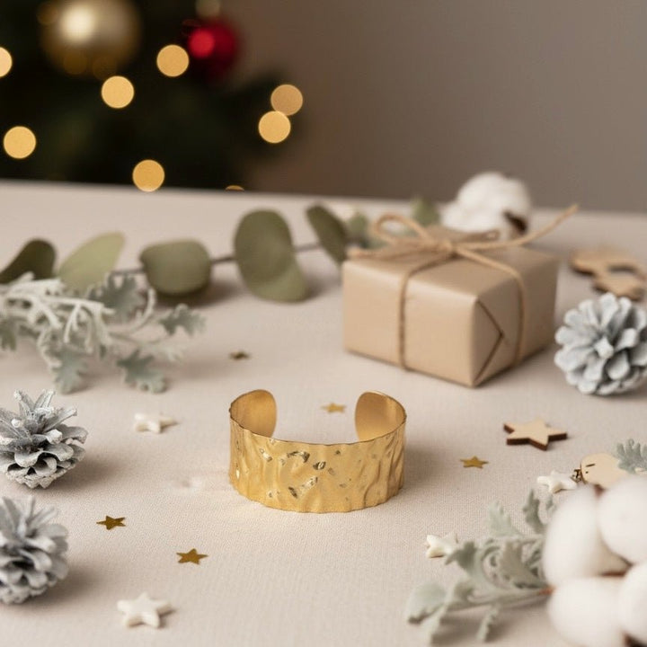 Aurora Cuff – Bracciale rigido martellato dorato waterproof - Duestelle Italia