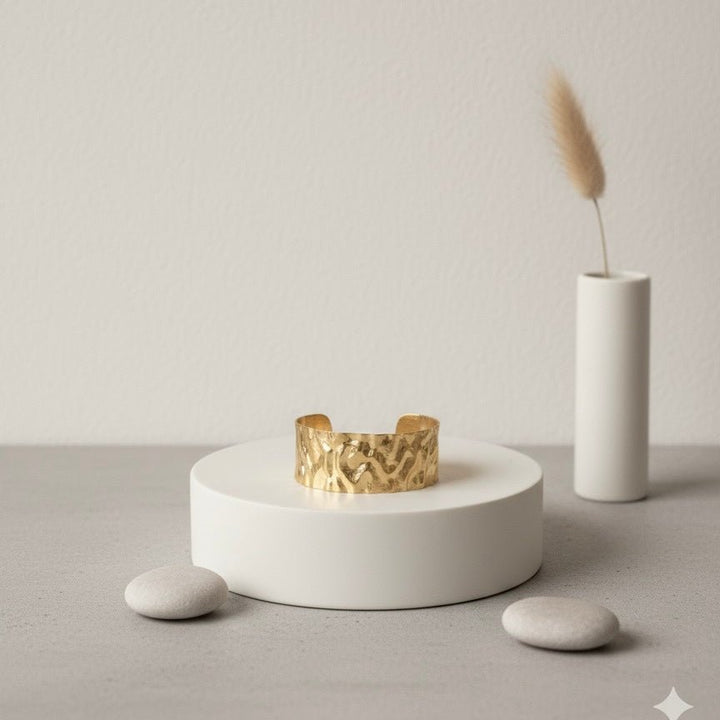 Aurora Cuff – Bracciale rigido martellato dorato waterproof - Duestelle Italia