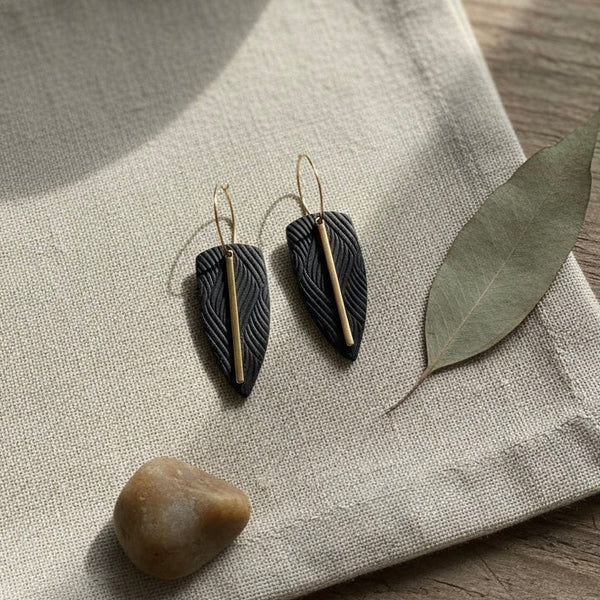 Axis – Orecchini neri artigianali in argilla con cerchietti in acciaio inox | Anallergici nickel free | Gift Box inclusa - Duestelle Italia