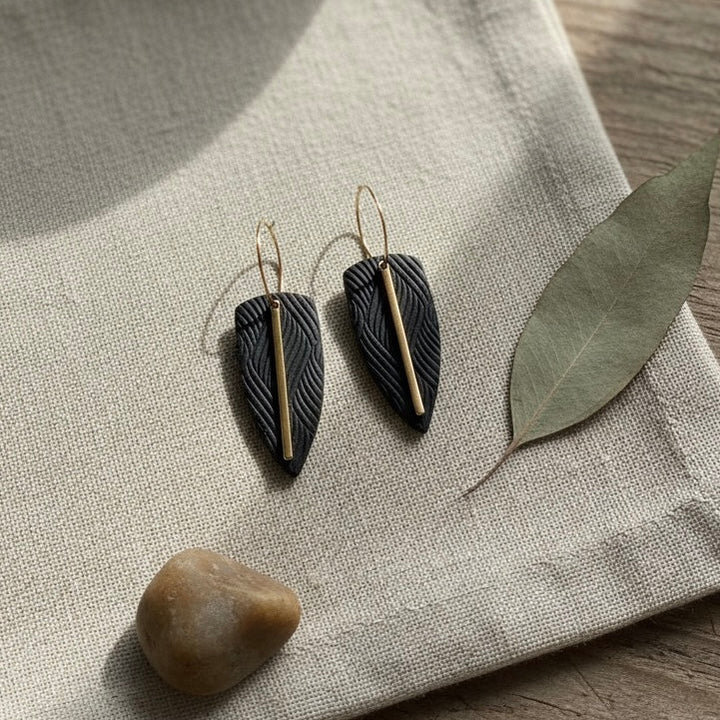 Axis – Orecchini neri artigianali in argilla con cerchietti in acciaio inox | Anallergici nickel free | Gift Box inclusa - Duestelle Italia