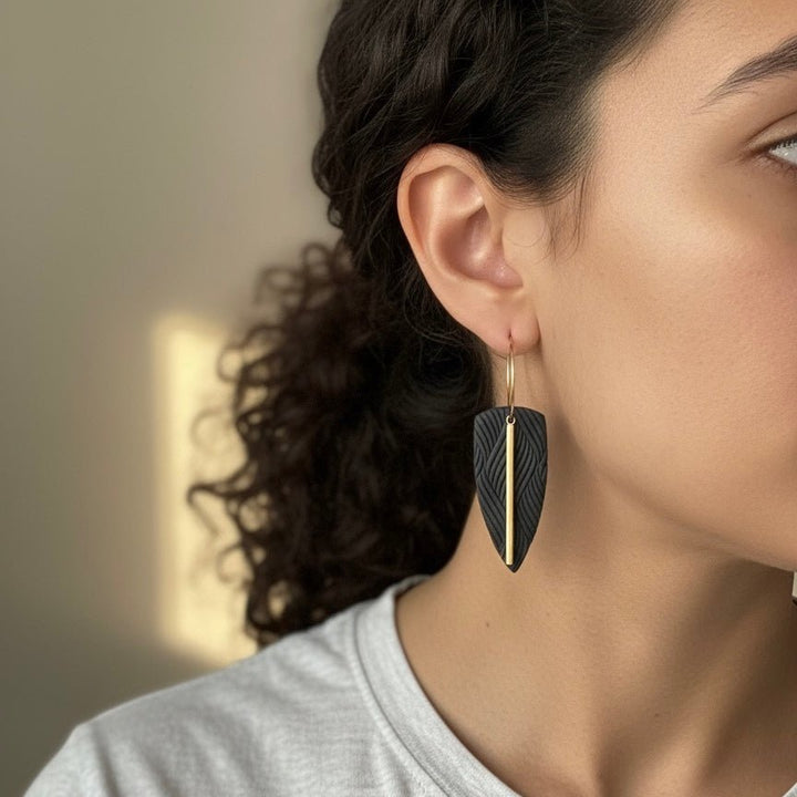 Axis – Orecchini neri artigianali in argilla con cerchietti in acciaio inox | Anallergici nickel free | Gift Box inclusa - Duestelle Italia