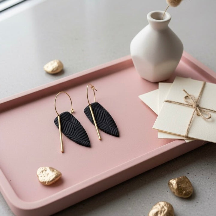 Axis – Orecchini neri artigianali in argilla con cerchietti in acciaio inox | Anallergici nickel free | Gift Box inclusa - Duestelle Italia