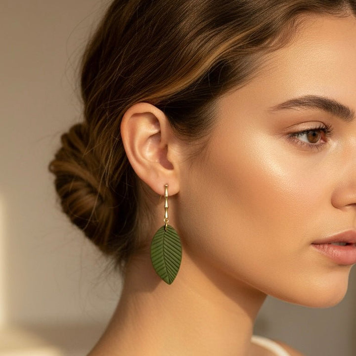 Bamboo Leaf Earrings – Orecchini pendenti foglia handmade in Italia, placcati oro 18K, leggeri e anallergici - Duestelle Italia