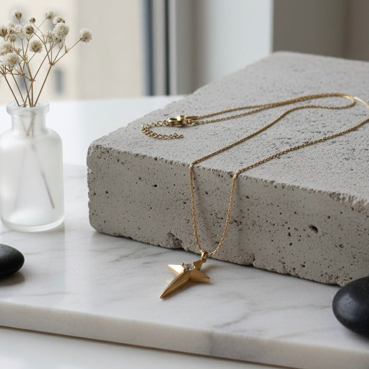 Caelis – Collana in acciaio placcato oro 18K con pendente Stella Polare e zircone - Duestelle Italia