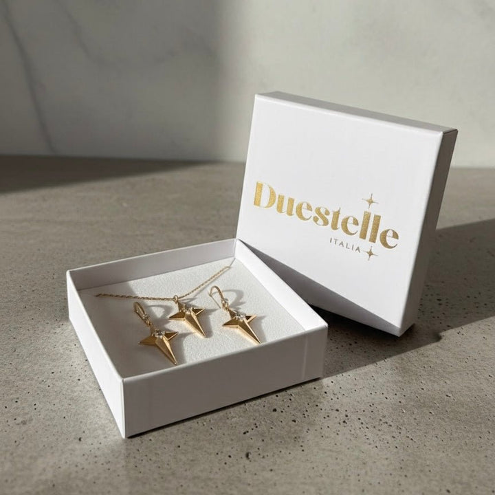 Caelis – Orecchini pendenti in acciaio placcato oro 18K con stella polare e zircone - Duestelle Italia