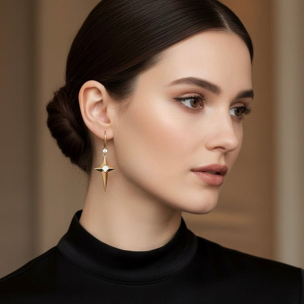 Caelis – Orecchini pendenti in acciaio placcato oro 18K con stella polare e zircone - Duestelle Italia