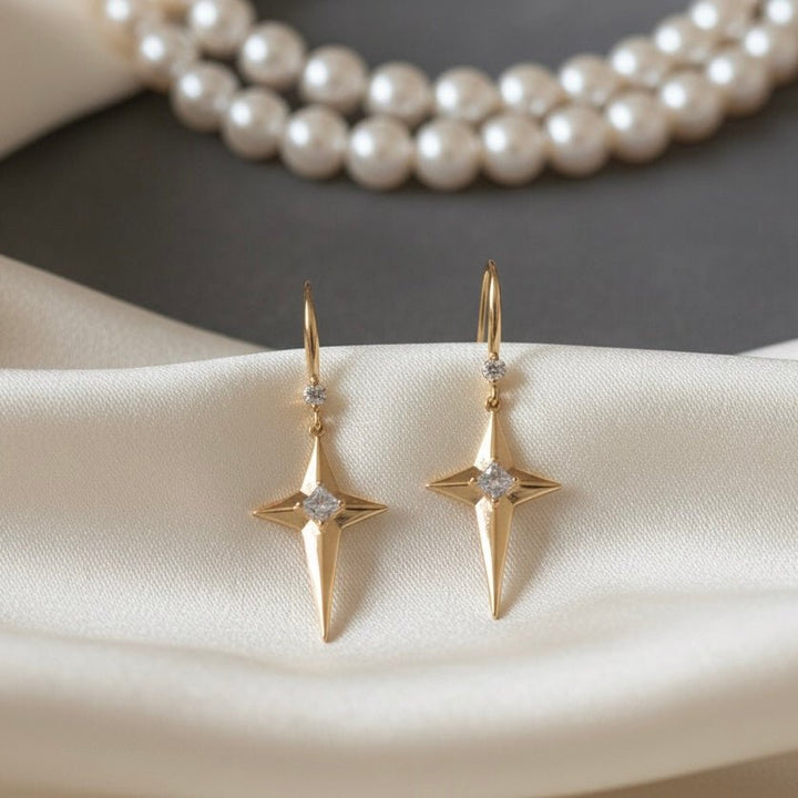 Caelis – Orecchini pendenti in acciaio placcato oro 18K con stella polare e zircone - Duestelle Italia