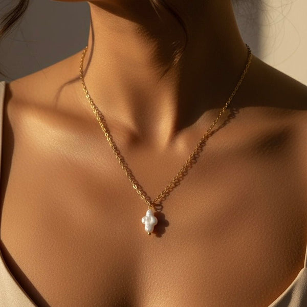 Collana in acciaio placcato oro con pendente croce in perla Keshi - Duestelle Italia