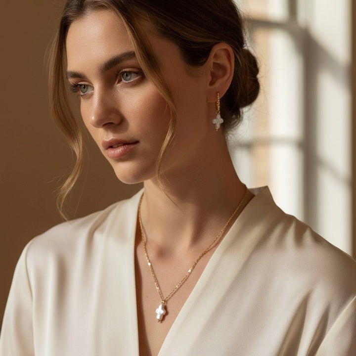 Collana in acciaio placcato oro con pendente croce in perla Keshi - Duestelle Italia