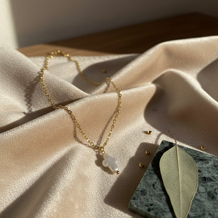 Collana in acciaio placcato oro con pendente croce in perla Keshi - Duestelle Italia
