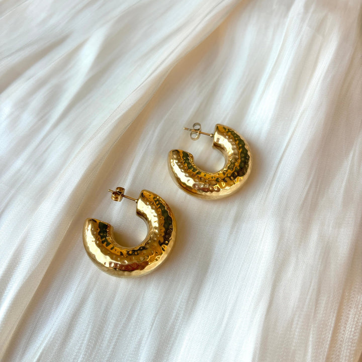 Gold Crescent Hoop - Duestelle