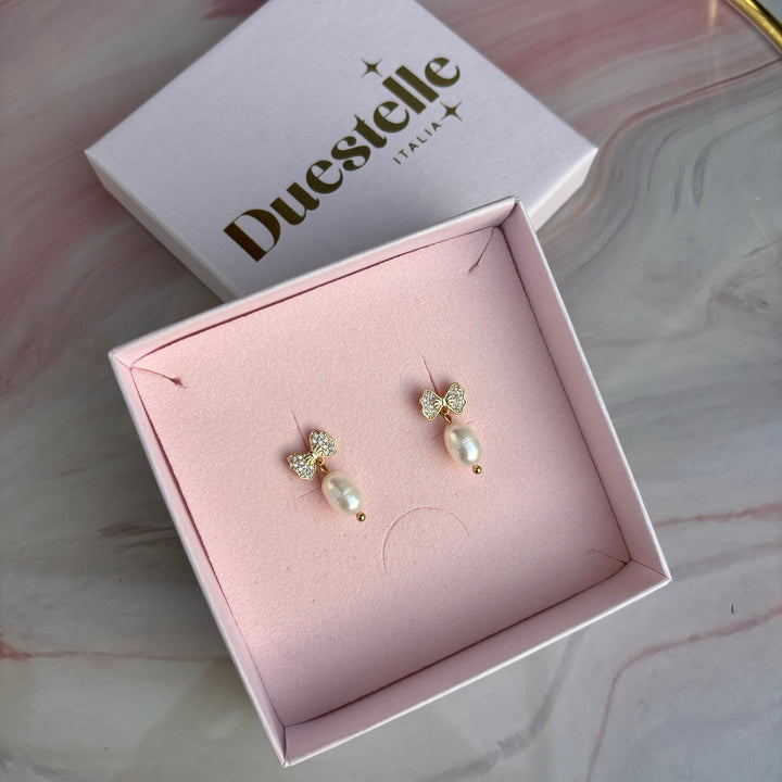 Luna Belle - Orecchini fiocco oro con perla di fiume – Handmade in Italy - Duestelle Italia