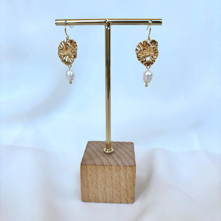 Madeline Pearl Dangle Earrings - smal - Duestelle