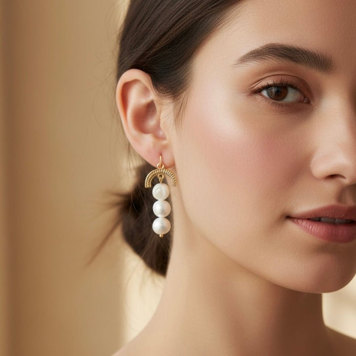 Modern Muse - Orecchini con perle di fiume in acciaio placcato oro – Handmade in Italy - Duestelle Italia