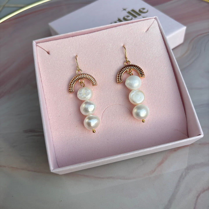 Modern Muse - Orecchini con perle di fiume in acciaio placcato oro – Handmade in Italy - Duestelle Italia