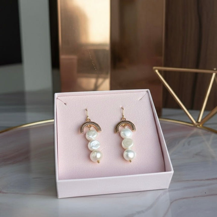 Modern Muse - Orecchini con perle di fiume in acciaio placcato oro – Handmade in Italy - Duestelle Italia