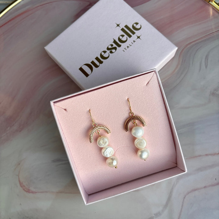 Modern Muse - Orecchini con perle di fiume in acciaio placcato oro – Handmade in Italy - Duestelle Italia