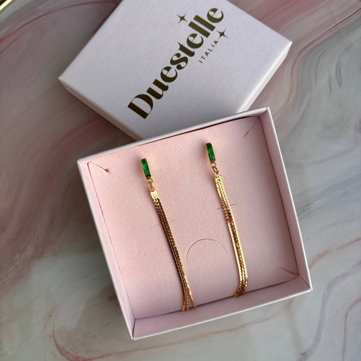 Noa - Orecchini lunghi in ottone placcato oro con zircone verde – eleganza minimal - Duestelle Italia