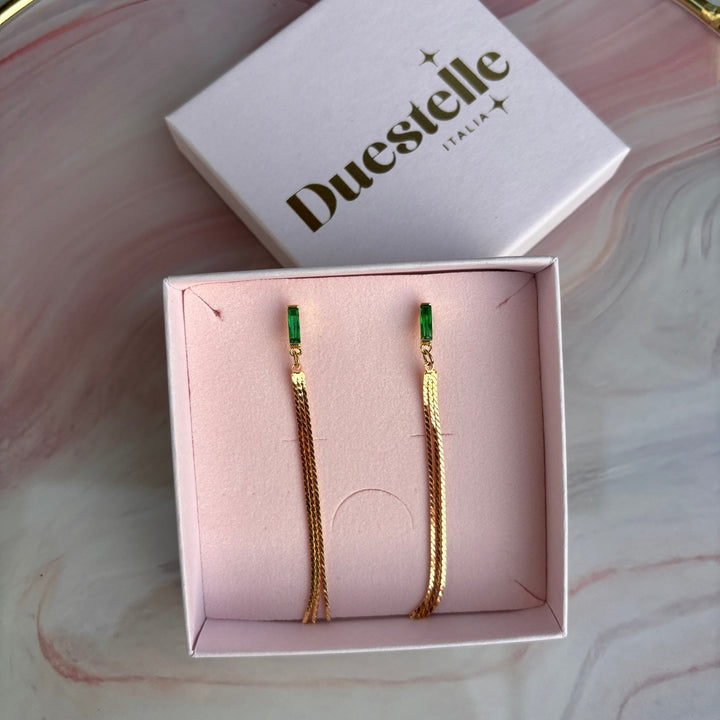 Noa - Orecchini lunghi in ottone placcato oro con zircone verde – eleganza minimal - Duestelle Italia