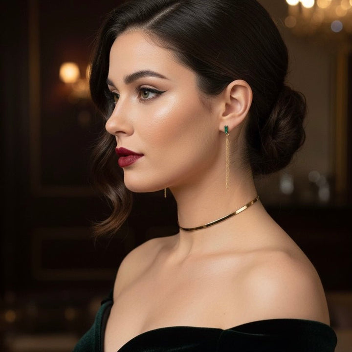 Noa - Orecchini lunghi in ottone placcato oro con zircone verde – eleganza minimal - Duestelle Italia