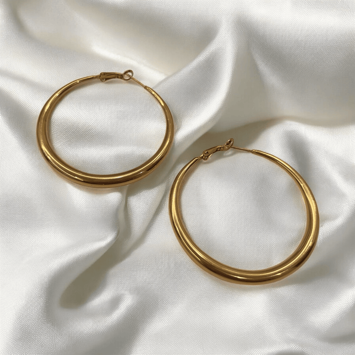 Nysa Hoops – Orecchini a cerchio grandi in acciaio placcato oro 18K, leggeri, anallergici e waterproof - Duestelle Italia