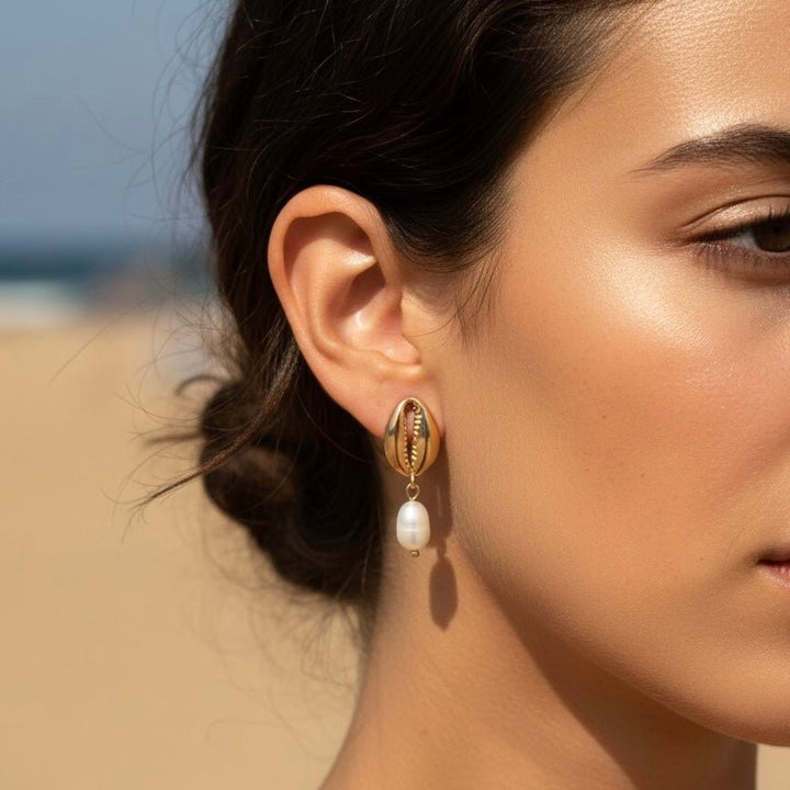 Orecchini conchiglia oro Cowrie Shell con perla - Duestelle Italia
