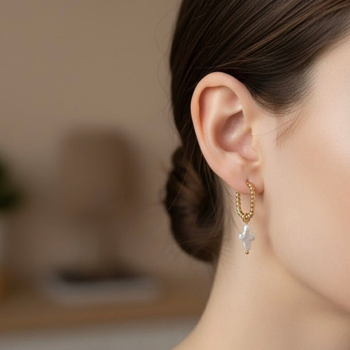 Orecchini in acciaio placcato oro 18K con perle keshi a forma di croce - Duestelle Italia