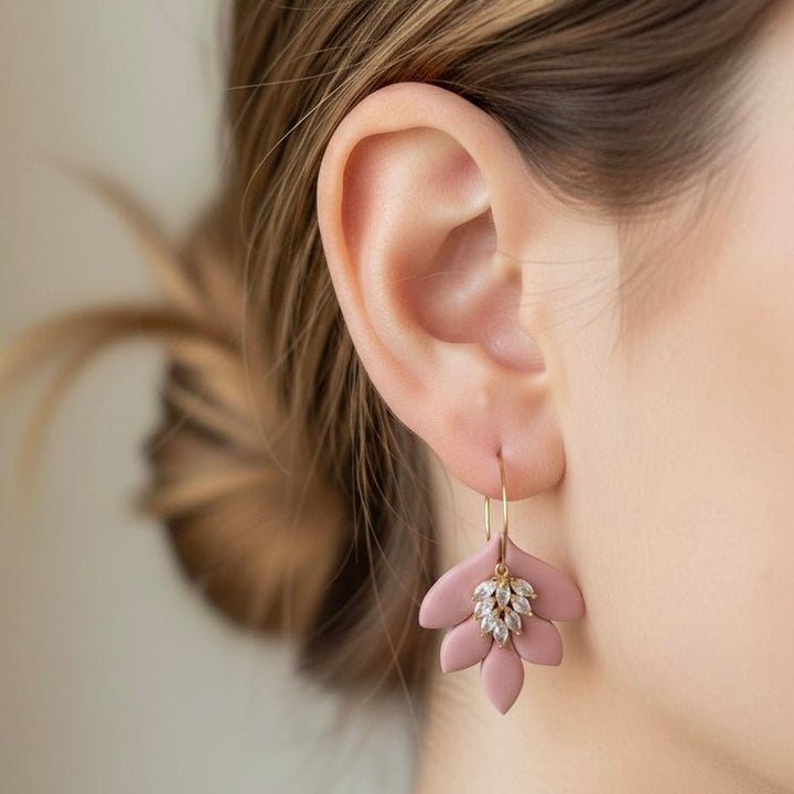 Orecchini pendenti in con zirconi e cerchietto in acciaio placcato oro 18k – Dalia, Handmade in Italy - Duestelle Italia