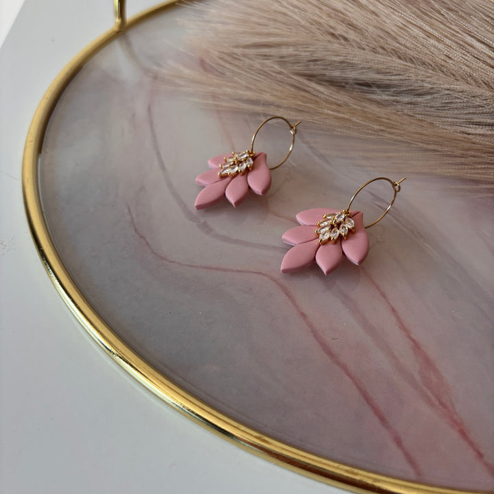 Orecchini pendenti in con zirconi e cerchietto in acciaio placcato oro 18k – Dalia, Handmade in Italy - Duestelle Italia