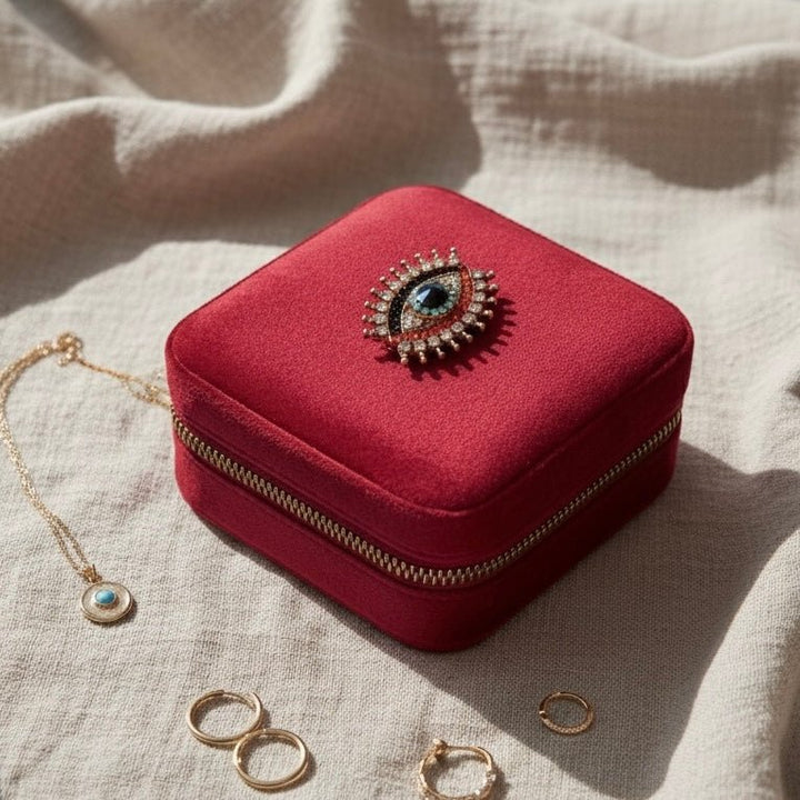 Velvet Amulet – Portagioielli rosso con spilla rimovibile - Duestelle Italia