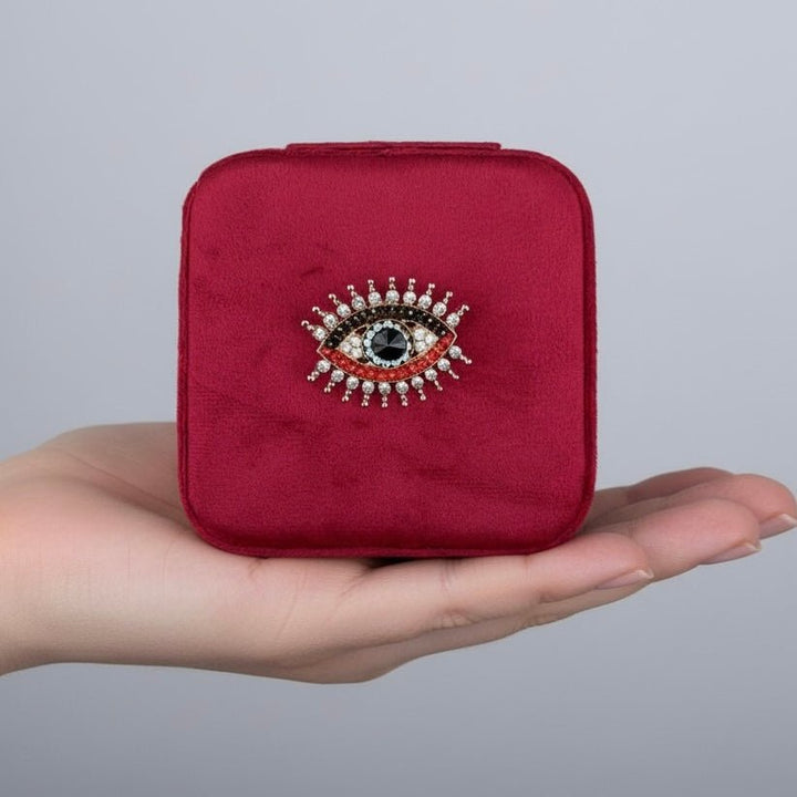 Velvet Amulet – Portagioielli rosso con spilla rimovibile - Duestelle Italia