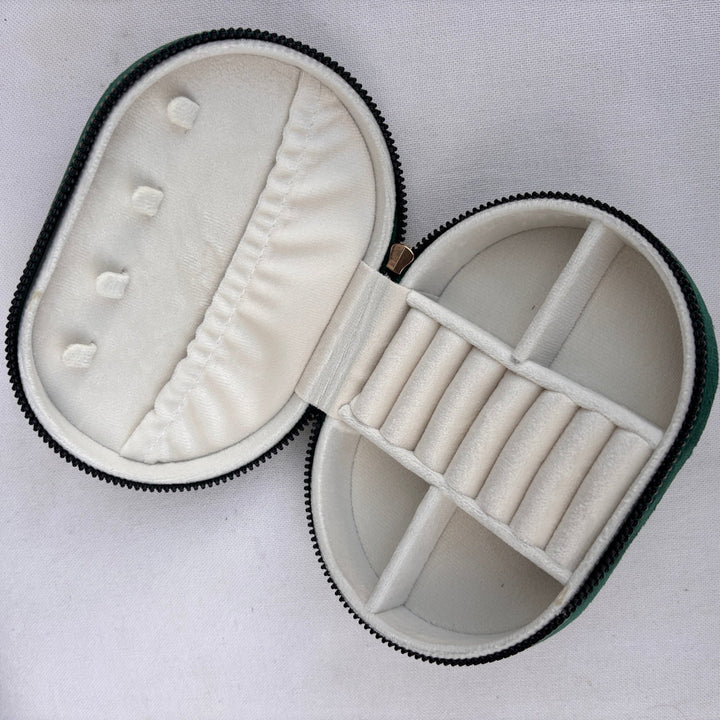 Velvet Carousel – Portagioielli ovale in velluto natalizio con spilla - Duestelle Italia