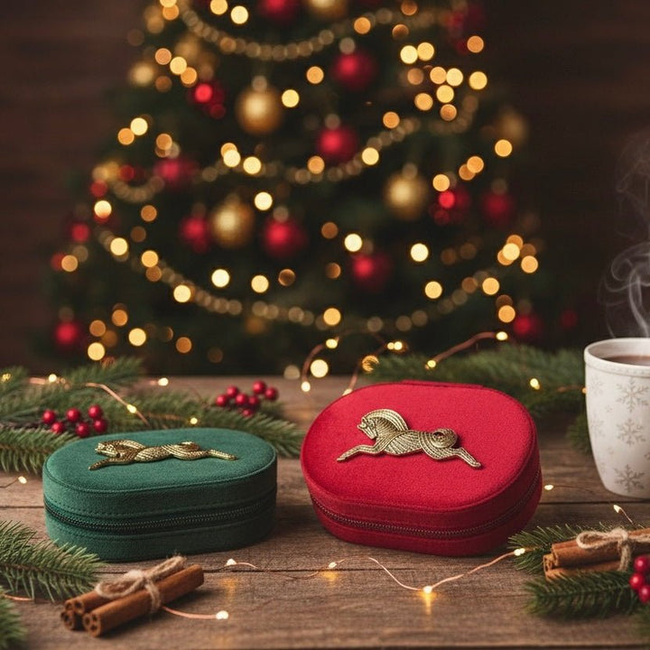 Velvet Carousel – Portagioielli ovale in velluto natalizio con spilla - Duestelle Italia