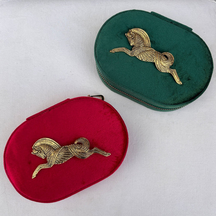 Velvet Carousel – Portagioielli ovale in velluto natalizio con spilla - Duestelle Italia