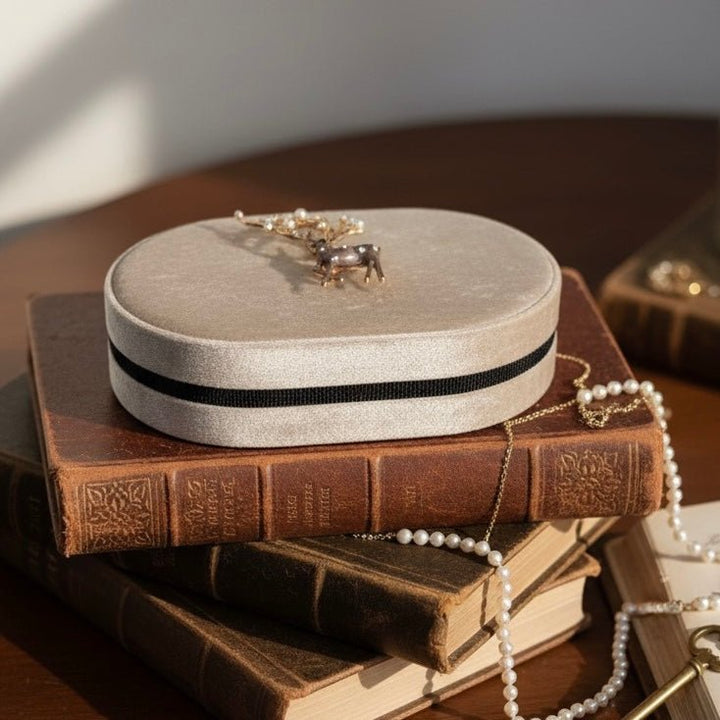 Velvet Reindeer – Portagioielli in velluto con spilla cervo dorato removibile - Duestelle Italia